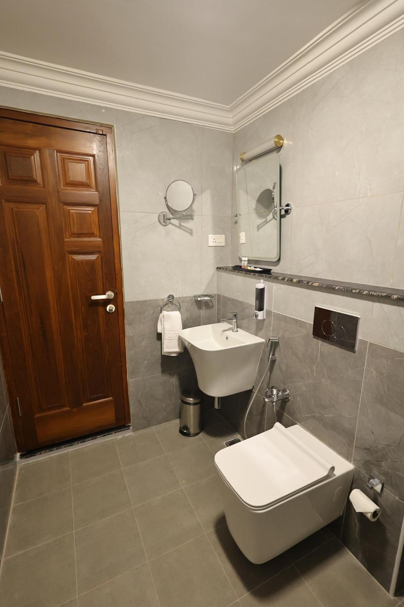 Le Colonial Suites بونديتْشيري المظهر الخارجي الصورة